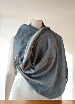 💙Suave bufanda con flecos gris, marque: Boutique Italiana, état: Très bon état, 10,00 €, 11,20 € Protection acheteurs incluse