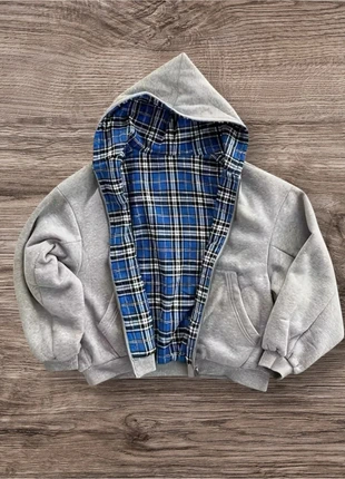 Sweat à capuche gris avec doublure à carreaux, brand: y2k, condizioni: Nuovo senza cartellino, taglia: S, €50.00, €53.20 include la Protezione acquisti