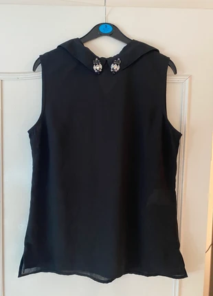 Haut noir kiabi col chemise avec bijoux taille L Mercredi Addams, marque: Kiabi, état: Très bon état, taille: L / 40 / 12, 2,00 €, 2,80 € Protection acheteurs incluse