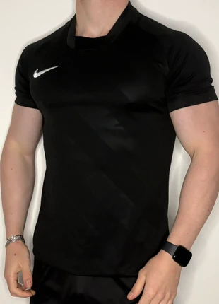 T-shirt Nike noir - Taille L, marca: Nike, estado: Muito bom, tamanho: L, €14.00, €15.40 inclui Proteção do Comprador Pro