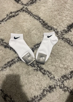 Lot 2 paires de chaussettes courtes Nike blanches – Taille 38-42, marque: Nike, état: Très bon état, taille: S | 38–42, 7,00 €, 8,05 € Protection acheteurs incluse
