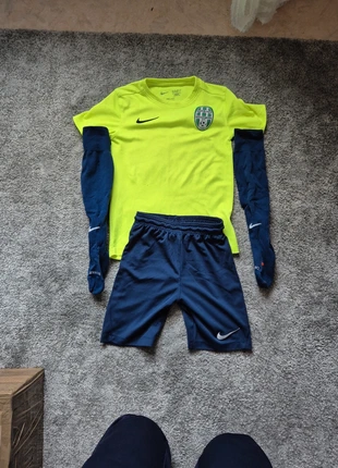 Ensemble short maillot chausette football 7/8ans 122/128cm chausette taille 27/33, marque: Nike, état: Bon état, taille: 8 ans / 128 cm, 8,00 €, 9,10 € Protection acheteurs incluse