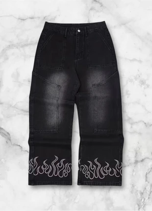 Jean noir effet délavé à broderies flammes grises sur le bas, taille M, style streetwear Y2K vintage, marke: y2k, zustand: Sehr gut, größe: M, 50,00 €, 53,20 € beinhaltet Vinted-Käuferschutz Pro