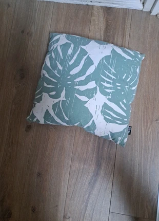 Leuk kussen, merk: Unique, staat: Heel goed, maat: 45 x 45 cm, € 2,50, € 3,33 inclusief Kopersbescherming