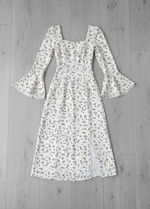 Robe blanche fleurie à manches évasées et fente élégante – Taille L, marque: Boutique Parisienne, état: Très bon état, taille: L / 40 / 12, 39,90 €, 42,60 € Protection acheteurs incluse