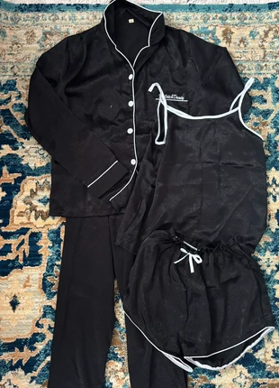 Black Satin Pajama Set – 4-Piece Bundle, état: Bon état, taille: S / 36 / 8, 8,00 €, 9,10 € Protection acheteurs incluse