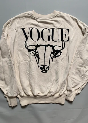 Sweatshirt Vogue Collection – Blanc cassé – Imprimé taureau & logo – Taille M – Coton épais, marca: Vogue, estado: Muito bom, tamanho: M, €30.00, €32.20 inclui Proteção do Comprador