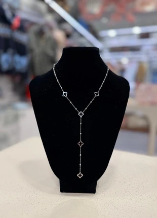 Collier long motif trèfle / fleur – Argenté, état: Neuf sans étiquette, 35,00 €, 37,45 € Protection acheteurs incluse