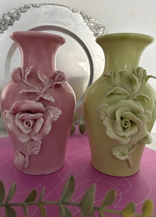 Porseleinen vazenset met 3D rozen – roze & pastelgroen, merk: Shabby Chic, staat: Heel goed, € 12,50, € 13,83 inclusief Kopersbescherming