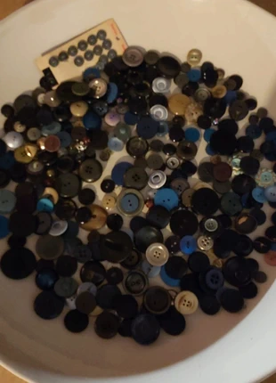 Boutons foncés environ 200 pièces, marque: Buttons, état: Neuf sans étiquette, 15,00 €, 16,45 € Protection acheteurs incluse