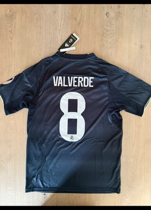 Real Madrid Away 25/26 - Valverde #8, marca: Real Madrid, estado: Novo com etiquetas, tamanho: M, €28.99, €31.14 inclui Proteção do Comprador