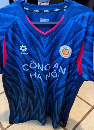 Camiseta del Cong An Ha Noi ( Vietnam ), brand: Jogarbola, condizioni: Nuovo senza cartellino, taglia: XXXL, €64.95, €68.90 include la Protezione acquisti