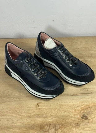 Blue leather sneakers woman size 37 casual modern style, marque: Local, état: Neuf avec étiquette, taille: 37, 39,00 €, 41,65 € Protection acheteurs incluse