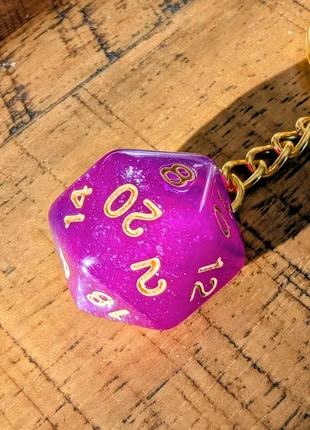 Porte-clés Dé magique D20 violet & or, brand: Original, condition: New with tags, €3.90, €4.80 includes Buyer Protection Pro