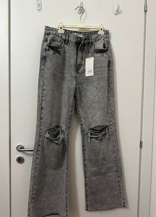 Jeans Larghi con strappo alle ginocchia, brand: Vs. Miss, condizioni: Nuovo con cartellino, taglia: L / IT 44 / EU 40, €8.00, €9.10 include la Protezione acquisti