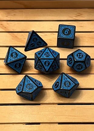 Set de dés JdR, runes noires sur fond bleu, zustand: Neu, 8,95 €, 10,10 € beinhaltet Vinted-Käuferschutz Pro