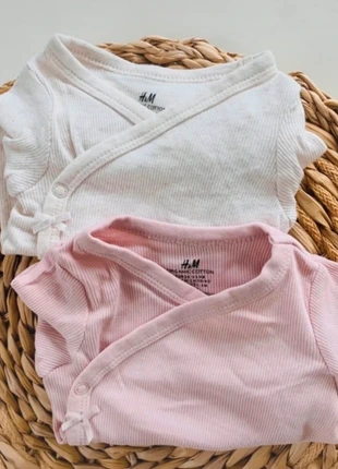 Lot de 2 bodies manches longues côtelé H&M 56 cm, brand: H&M, condizioni: Ottime, taglia: 1-3 mesi / 56 cm, €5.00, €5.95 include la Protezione acquisti
