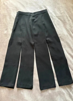 Jupe noire fendue Zara – coupe originale et élégante taille 36 en très bon état, marca: Zara, estado: Muito bom, tamanho: S / 36 / 8, €15.00, €16.45 inclui Proteção do Comprador