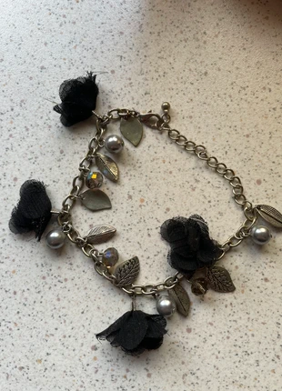 Goudkleurige armband met zwarte bloemen & bedels, merk: geen merk, staat: Heel goed, € 1,50, € 2,28 inclusief Kopersbescherming