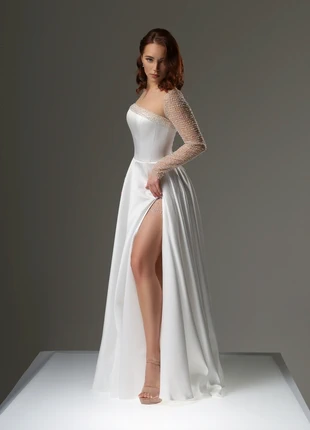 Abito da Sposa in Raso Elegante con Maniche Illusione Perlate e Spacco Audace, marca: atelier Biancofiore, estado: Nuevo con etiquetas, tamaño: Talla única, 690,00 €, 725,20 € Protección al comprador incluida