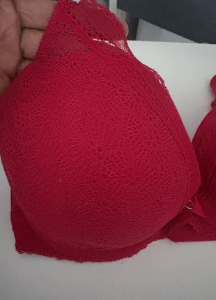 Soutien-gorge Chantelle rouge dentelle Taille 85G, marque: Chantelle, état: Très bon état, taille: 85G, 10,00 €, 11,20 € Protection acheteurs incluse