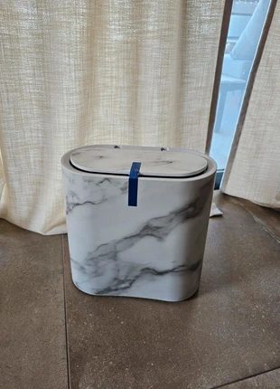 Poubelle effet marbre, état: Neuf sans étiquette, 10,00 €, 11,20 € Protection acheteurs incluse