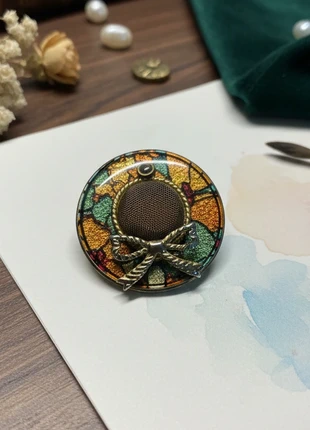 Broche Vintage Elegante - Chapéu colorido com Laço Dourado, marca: Vintage Chic, estado: Muito bom, €6.00, €7.00 inclui Proteção do Comprador