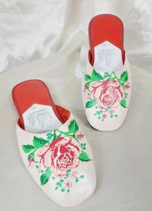 Mules chinoises rose rouge fleurs cuir 80s 90s slippers flat chinese dusty pink leather 36, marke: Vintage Chic, zustand: Sehr gut, größe: 36, 18,00 €, 19,60 € inklusive Vinted-Käuferschutz