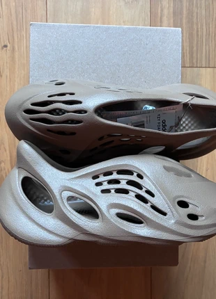 Yeezy Foam Runner – Neuf / Jamais porté / Avec boîte + étiquettes Taille 44 1/2, marque: Yeezy, état: Neuf avec étiquette, taille: 44, 50,00 €, 53,20 € Protection acheteurs incluse