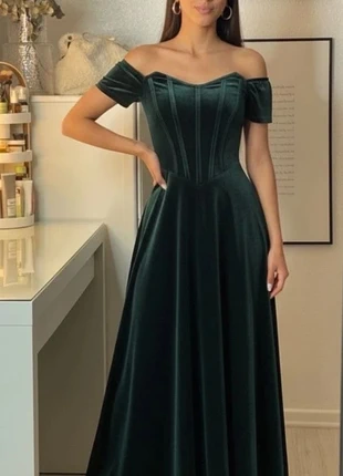 Robe longue en velours vert foncé, épaules dénudées Taille M, marque: shawly, état: Très bon état, taille: M / 38 / 10, 59,00 €, 62,65 € Protection acheteurs (Pro) incluse