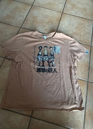 T-shirt, marke: Attack On Titan, zustand: Gut, größe: S / 36 / 8, 1,50 €, 2,28 € inklusive Vinted-Käuferschutz