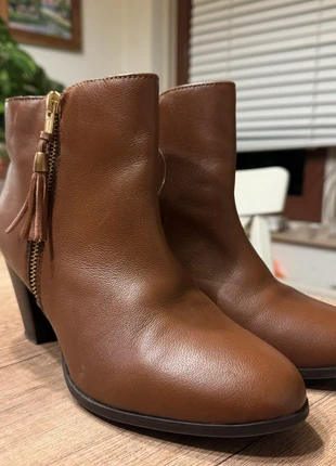 Elegante Leren Enkellaarsjes 37 Nieuw, merk: ELEGANTE, staat: Nieuw zonder prijskaartje, maat: 37, € 25,00, € 26,95 inclusief Kopersbescherming