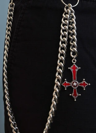 🔗 Chaîne pantalon argentée avec pendentif croix rouge 🔴 style gothique & streetwear, marca: CHROME, estado: Muy bueno, 16,00 €, 17,50 € Protección al comprador incluida