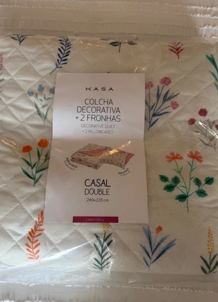 Colcha e fronhas decorativas, merk: Kasa, staat: Nieuw met prijskaartje, maat: 220-240 cm x 220-260 cm, € 12,00, € 13,30 inclusief Kopersbescherming