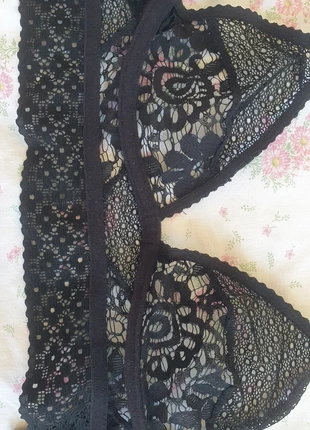 Superbe soutien gorge noir NEUF, très jolies découpes, marque: ne sais pas, état: Très bon état, taille: 85B, 10,00 €, 11,20 € Protection acheteurs incluse