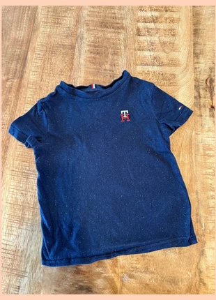 Sale Tommy Hilfiger kids shirt met kleurrijke spikkels, merk: Tommy Hilfiger, staat: Heel goed, maat: 4 jaar / 104 cm, € 6,50, € 7,53 inclusief Kopersbescherming