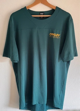 T-shirt sport Oakley, marke: Oakley, zustand: Gut, größe: L, 10,00 €, 11,20 € inklusive Vinted-Käuferschutz