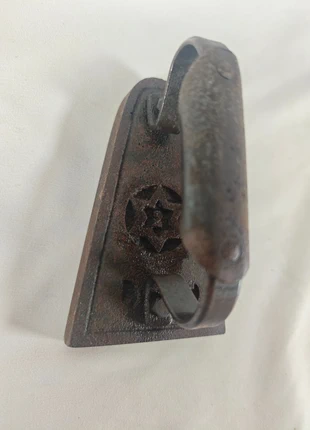 Fer à repasser ancien en fonte n°2 - décor étoilé, état: Bon état, 5,00 €, 5,95 € Protection acheteurs incluse