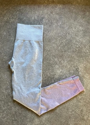 Legging 3/4 gymshark femme gris et rose | taille XS, marque: Gymshark, état: Très bon état, taille: XS / 34 / 6, 18,00 €, 19,60 € Protection acheteurs incluse