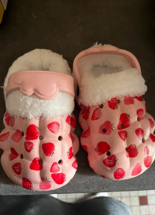 Crocs fraise, marque: Shein, état: Neuf avec étiquette, taille: 23, 8,00 €, 9,10 € Protection acheteurs incluse