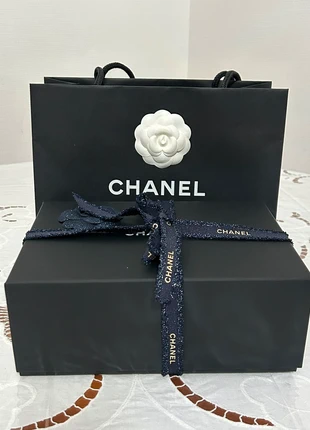 Boîte vide + sac shopping et ruban Chanel, brand: Chanel, condizioni: Nuovo senza cartellino, €25.00, €26.95 include la Protezione acquisti