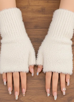 Gants/Mitaines Blanches chaudes avec des poiles, état: Neuf avec étiquette, taille: Taille unique, 12,00 €, 13,30 € Protection acheteurs incluse