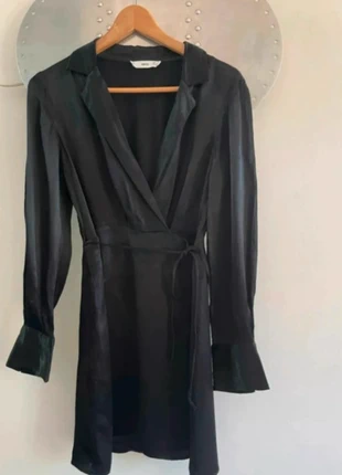 Robe portefeuille noire satinée - Mango (taille S), merk: Mango, staat: Heel goed, maat: S / 36 / 8, € 12,00, € 13,30 inclusief Kopersbescherming