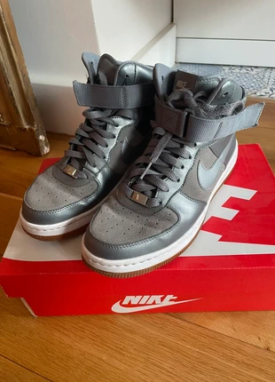 Nike Air Force 1 – Silver – Size 39, marque: Nike, état: Très bon état, taille: 39, 30,00 €, 32,20 € Protection acheteurs incluse
