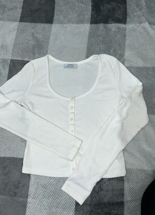 T-shirt manica lunga bianca bottoni, marque: Bershka, état: Très bon état, taille: S / 36 / 8, 5,00 €, 5,95 € Protection acheteurs incluse