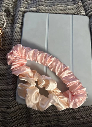 Blowout Haarnudel mit befestigen Scrunchue, merk: DM, staat: Nieuw zonder prijskaartje, € 4,00, € 4,90 inclusief Kopersbescherming