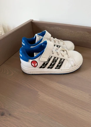 Baskets Adidas Spider-Man - T. 28 - Comme Neuves, marca: adidas Originals, estado: Muito bom, tamanho: 28, €20.00, €21.70 inclui Proteção do Comprador