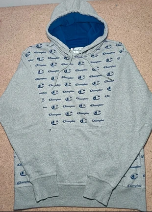 Felpa Champion grigia con logo all over e cappuccio blu interno – Taglia M, brand: Champion, condizioni: Nuovo senza cartellino, taglia: M, €7.00, €8.05 include la Protezione acquisti