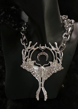 Collier couleur argenté grand pendentif papillon sphinx tête de mort et lune, brand: gothic, condition: Very good, €29.99, €32.19 includes Buyer Protection Pro