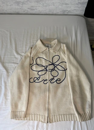 Cardigan Arte Logo Fleur en tricot beige, merk: Arte, staat: Heel goed, maat: M, € 150,00, € 158,20 inclusief Kopersbescherming